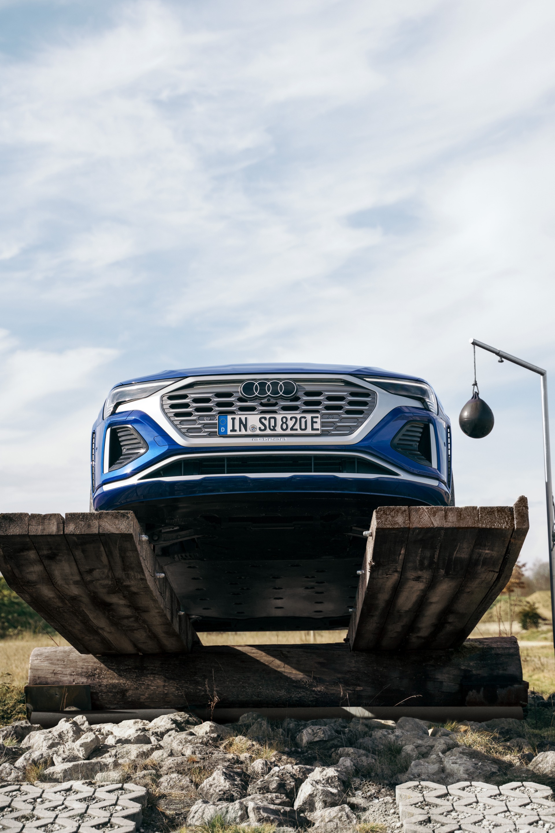 Front view of the Audi SQ8 Sportback e-tron on the off-road “seesaw”.